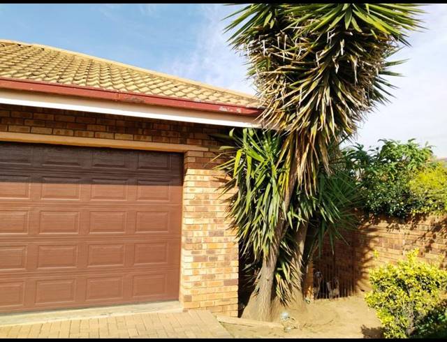 2 BEDROOM TOWNHOUSE FOR SALE IN VANDERBIJLPARK SW 5
